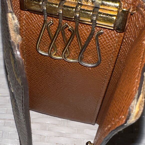 LOUIS VUITTON FOUR KEY HOLDER AUTHENTIC GUARANTEED STAMPED INSIDE - Picture 9 of 10